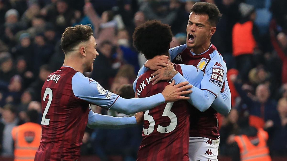 Coutinho celebra con sus compañeros de equipo después de marcar su segundo gol durante el paartido entre el Aston Villa y el Manchester United.