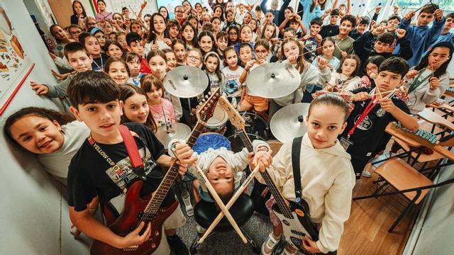 Alumnado del CEIP Infante Felipe de Borbón que forma la Banda do Patio, cabeza de cartel de O Son da Lagoa.