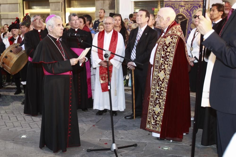 Cientos de miles de seguidores acompañan a la procesión por el centro de Vigo en medio de un asfixiante calor.