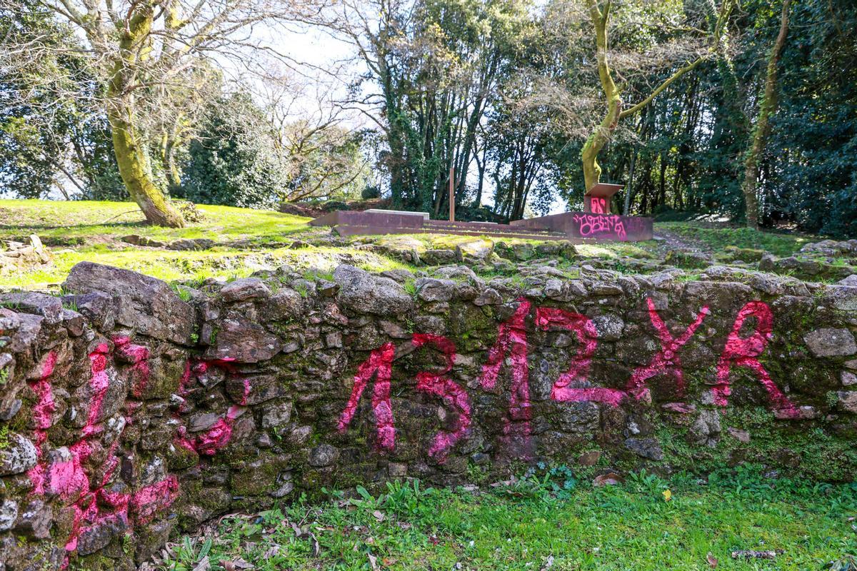 Pintadas en los muros milenarios del castro de Alobre, en Vilagarcía, ayer.