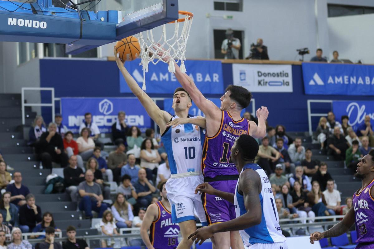 Carralero, jugador del Palmer Basket, intenta taponar a Ansorregui.
