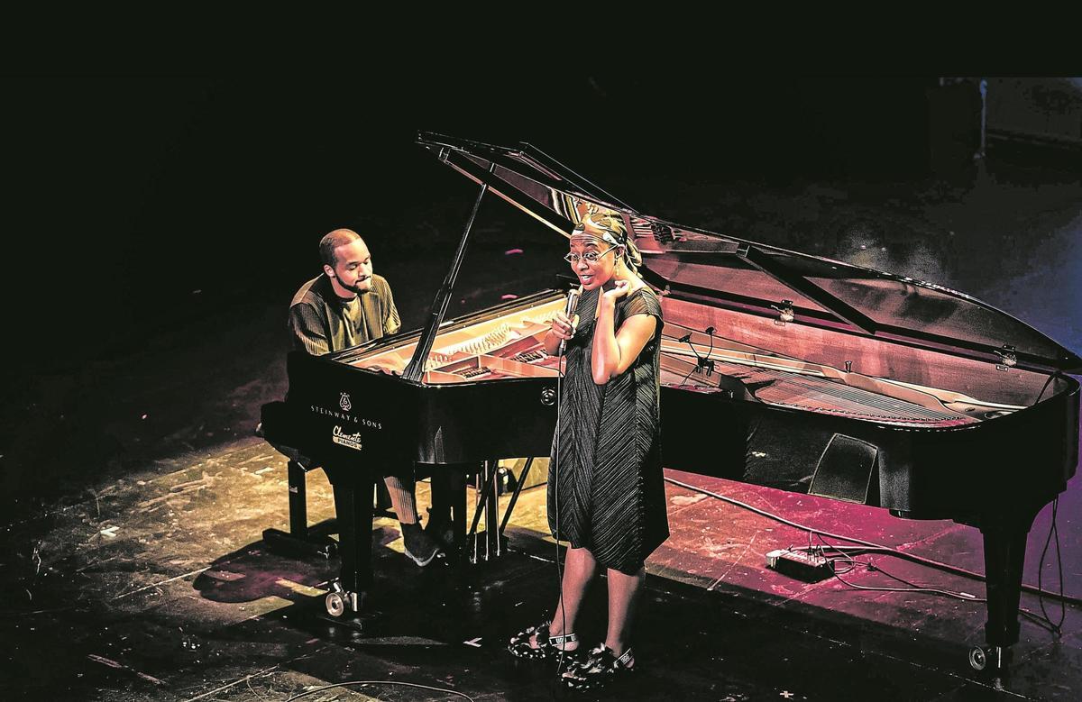 Sullivan Fortner, al piano, en una actuación en València