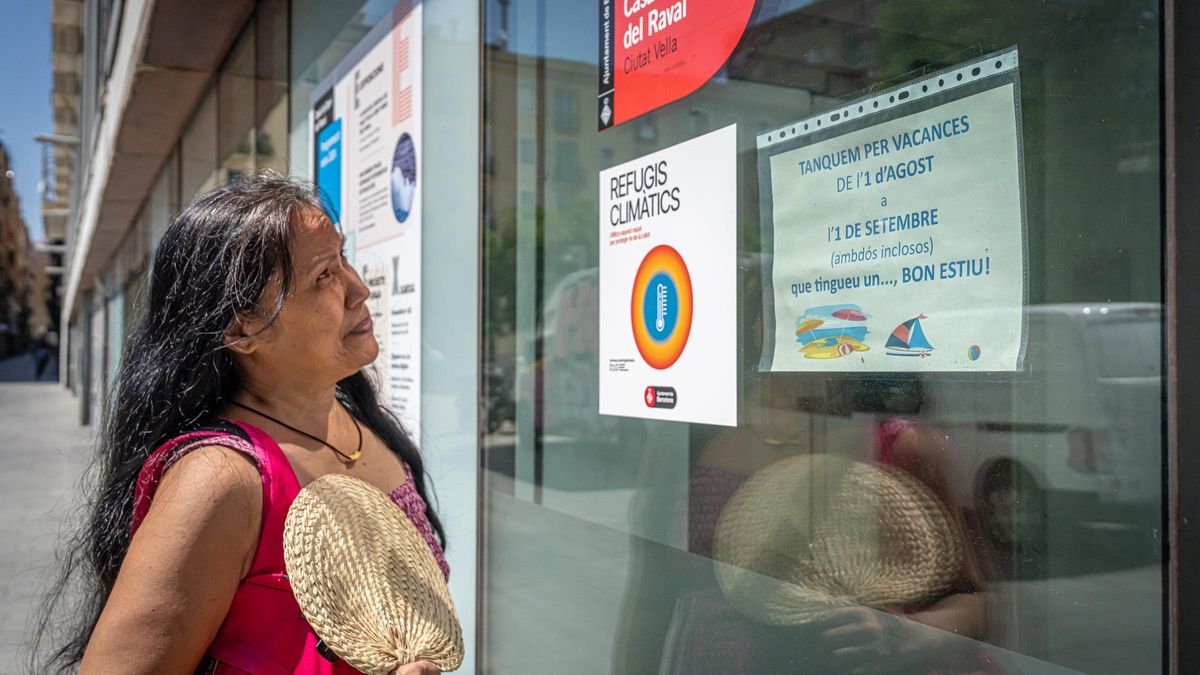 Un cartel avisa del cierre del refugio climático del centro cívico del Raval, en Barcelona, el pasado agosto.