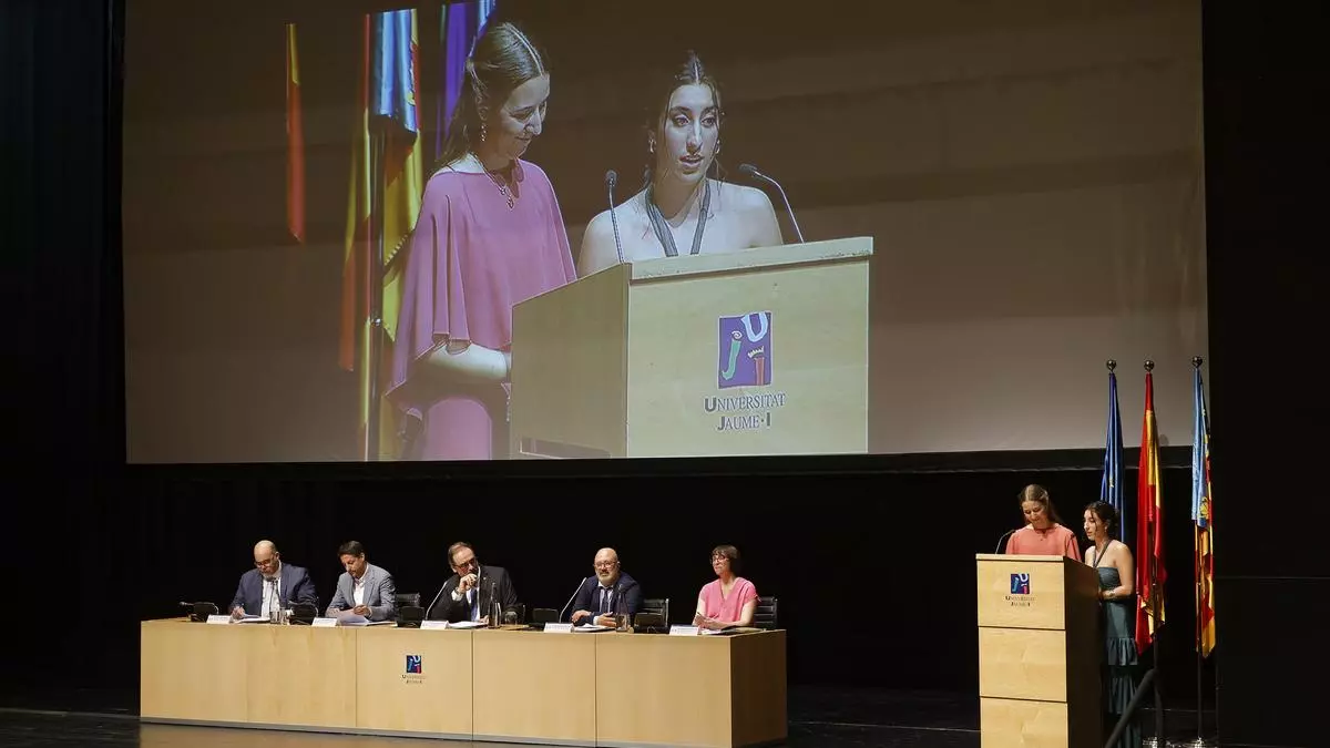 La UJI gradúa a 92 estudiantes de Enfermería y 84 de Medicina