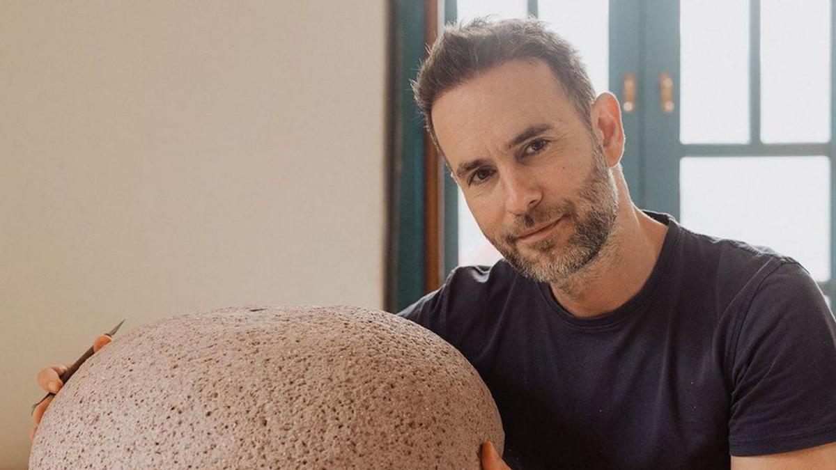El ceramista Raúl Mouro, con una de sus creaciones. |