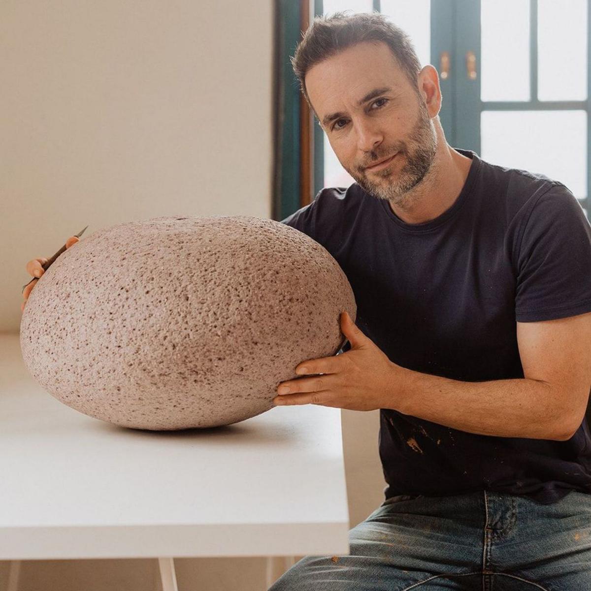 El ceramista Raúl Mouro, con una de sus creaciones. |