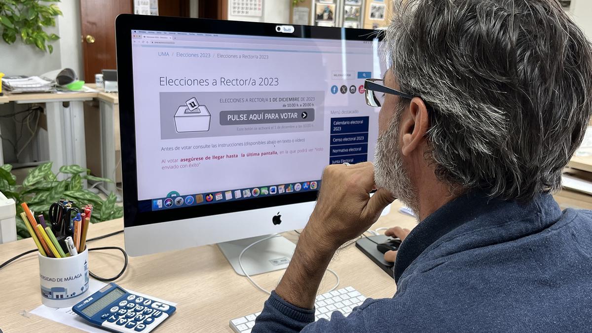 Una persona ante la plataforma en la que se vota de forma telemática.