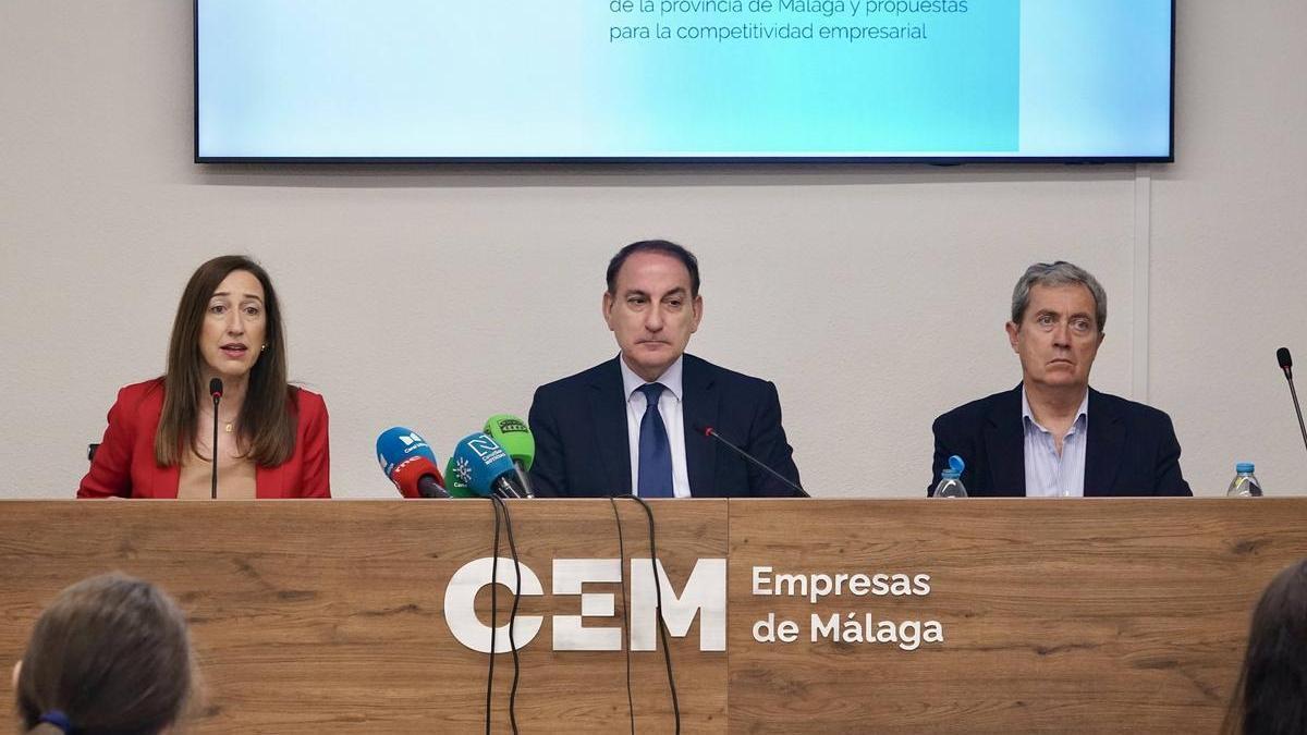 La vicepresidenta ejecutiva de la CEM, Natalia Sánchez, el presidente, Javier González de Lara, y el tesorero del comité ejecutivo, Esteban Bueno.