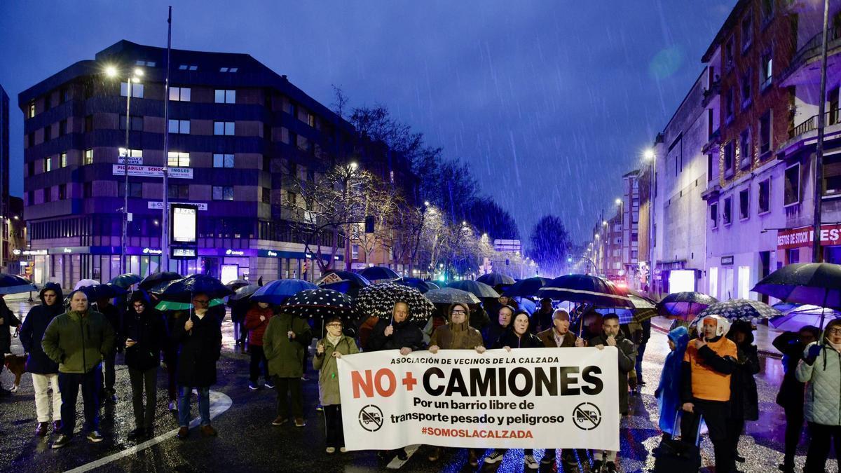 los vecinos de La Calzada vuelven a tomar Cuatro Caminos para exigir la salida de los camiones de Príncipe de Asturias