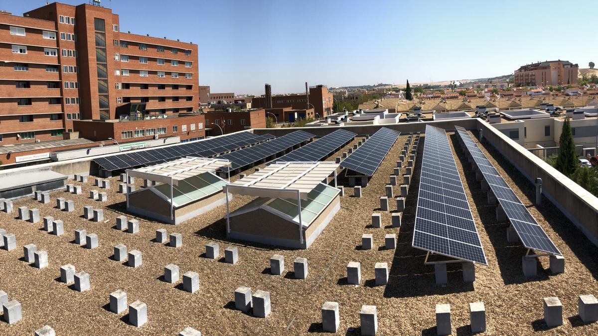 Instalación de placas fotovoltaicas realizada por Rivero Sudón en los tejados de una clínica oftalmológica de Badajoz.