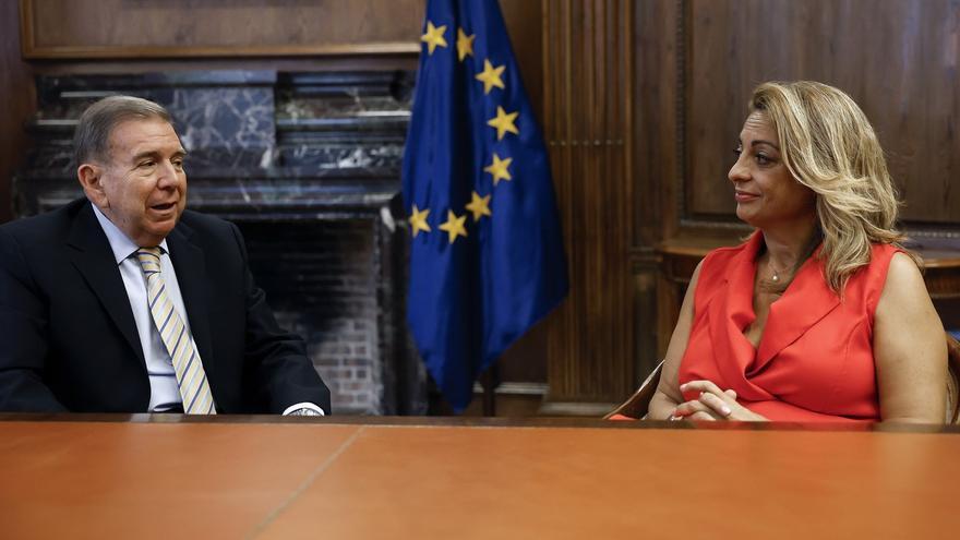Edmundo González se reúne con la diputada de CC, Cristina Valido, en el Congreso