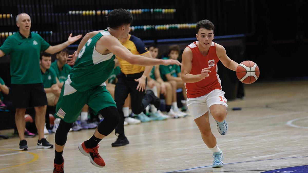 Una acción del Universidad de Oviedo-Gijón Basket