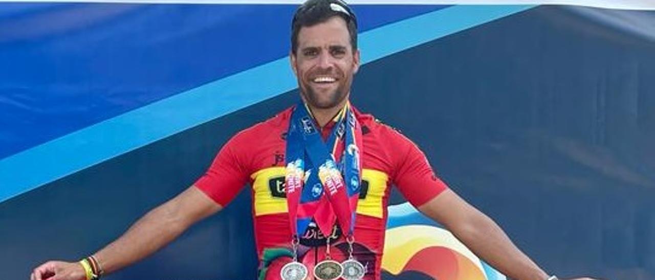 Javier Sánchez Cidoncha, celebrando sus medallas en el Mundial de Policías y Bomberos.