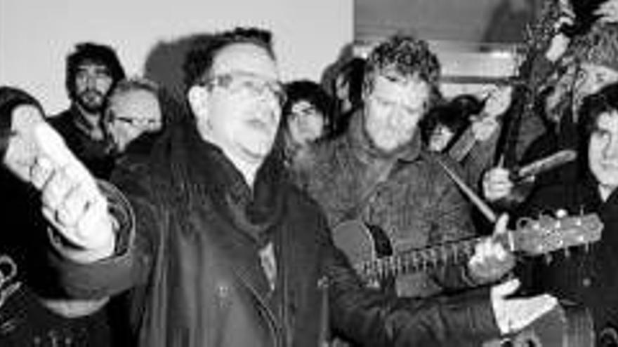 Bono: EL CANTANTE INTERPRETA VILLANCICOS EN UNA CALLE DE DUBLIN