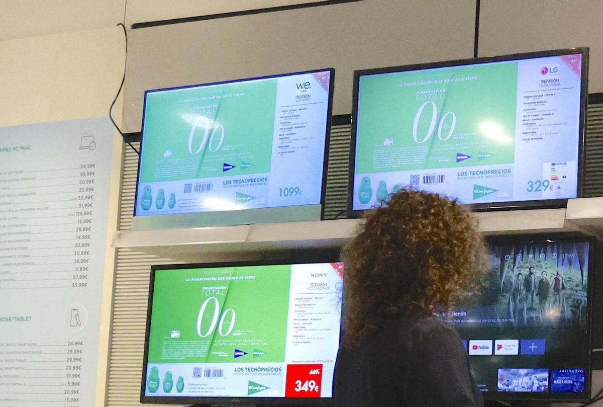 El cambio a la nueva TDT agota en las tiendas los decodificadores y los  televisores pequeños en A Coruña - La Opinión de A Coruña