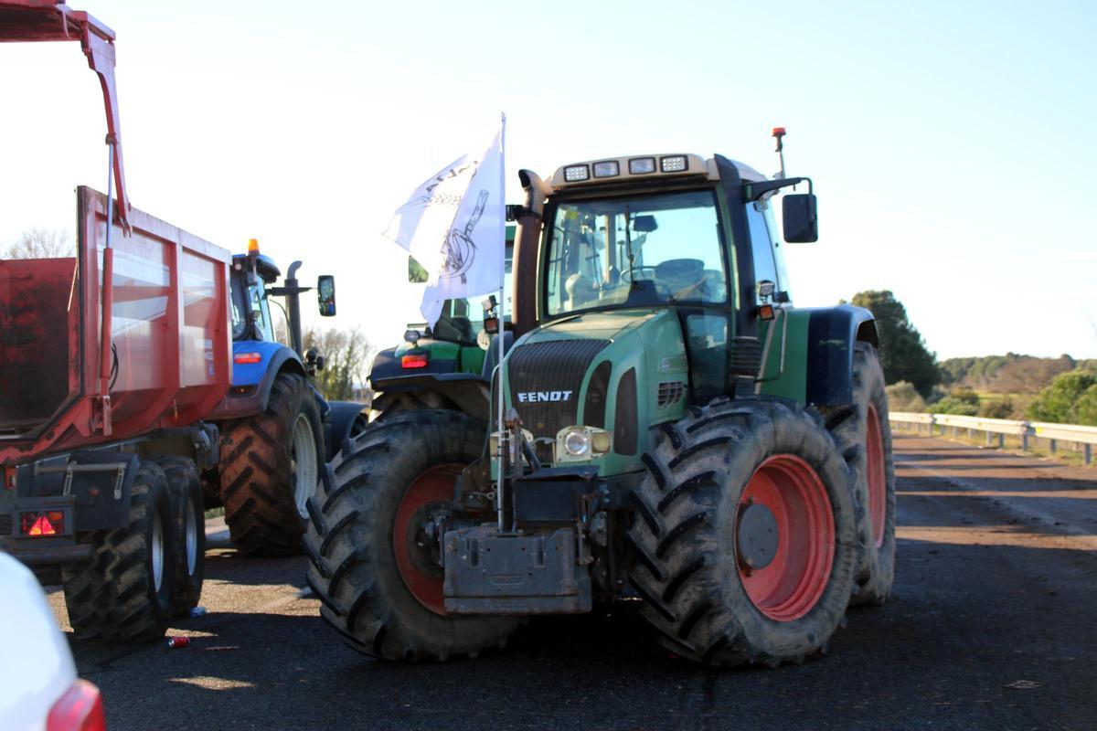Un tractor con una bandera de Revolta Pagesa