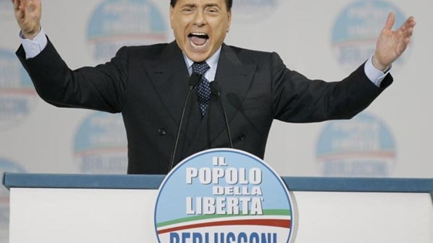 Silvio Berlusconi, exhultante, en uno de los mítines de la campaña electoral italiana.