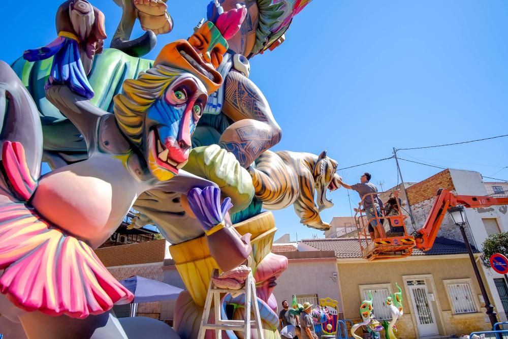 Las grandes dimensiones de algunos de los monumentos que arderán el domingo obligan a iniciar el miércoles los trabajos para ponerlos en pie