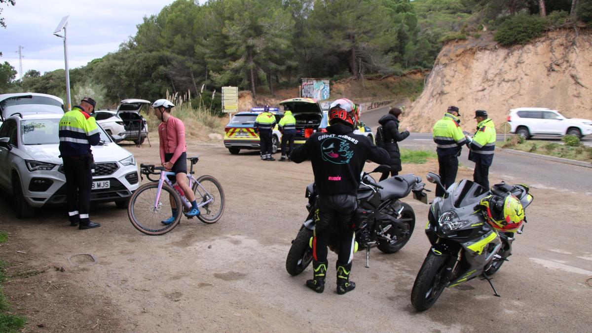 Diverses motocicletes i bicicletes, aturades en el control de Mossos a Lloret de Mar per reduir l'accidentalitat a les carreteres, en una foto d'arxiu.