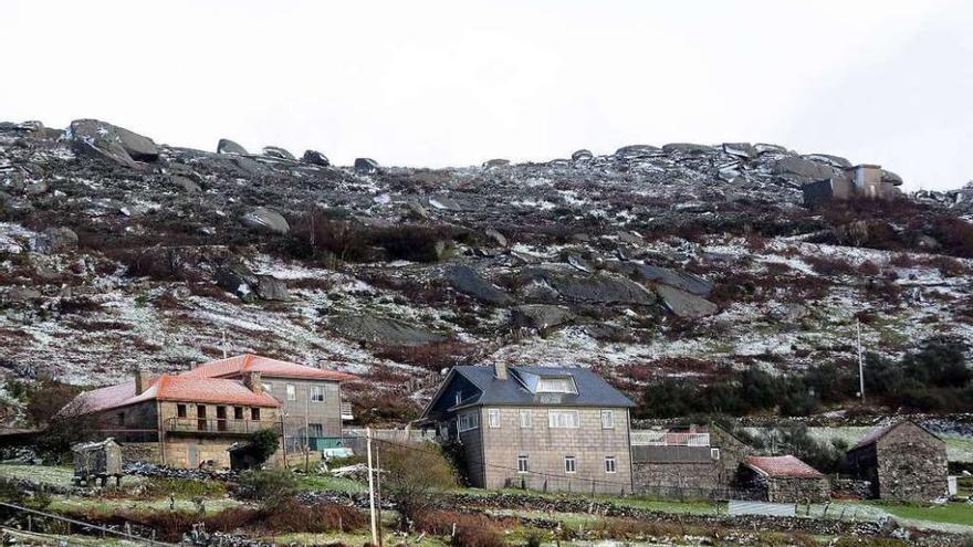 Los primeros copos de nieve se dejaron ver ayer en las zonas altas de A Lama. // Rafa Vázquez