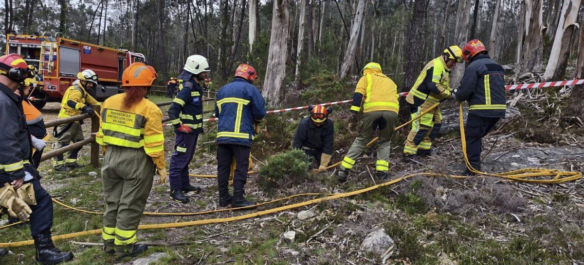 Efectivos, por la mañana, coordinándose en el monte de Chan da Arquiña. | FDV