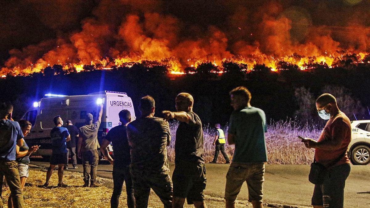 Momentos de tensión por la proximidad del fuego al casco urbano de Villaharta; curiosos observan la inmensidad de las llamas en una zona de bosque.