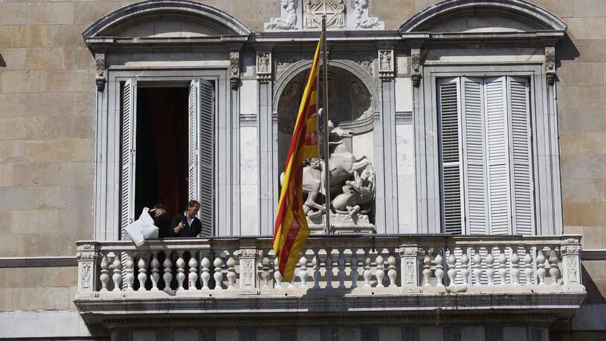 Retirada de las pancartas y los lazos de la fachada de la Generalitat.