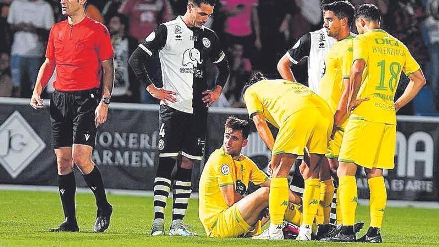 Si el inicio de temporada en casa se estaba atascando, la visita al Reina Sofía fue la prueba de lo que le quedaba por vivir al equipo de Idiakez: una odisea. En Salamanca cayó Iván Barbero, una baja a la postre durísima y sin reemplazo. También David Mella, que poco a poco se ganaba su sitio. Se retiró del campo después de que le fracturasen la nariz. Un gol de Valcarce a pase de Paris Adot salvó un punto ante los charros, aunque el equipo ya iba hacia abajo.