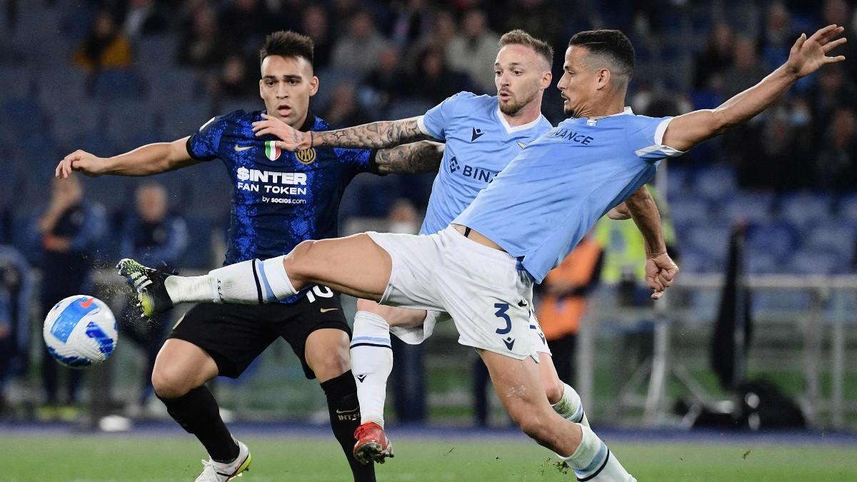 Luiz Felipe disputando un balón con Lautaro Martínez en un partido de la Serie A