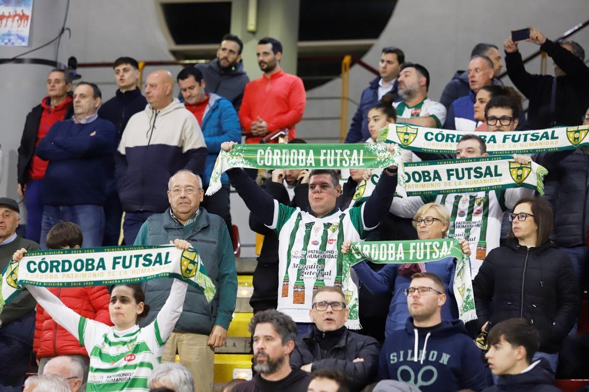 Un grupo de aficionados animan durante un partido del Córdoba Futsal.