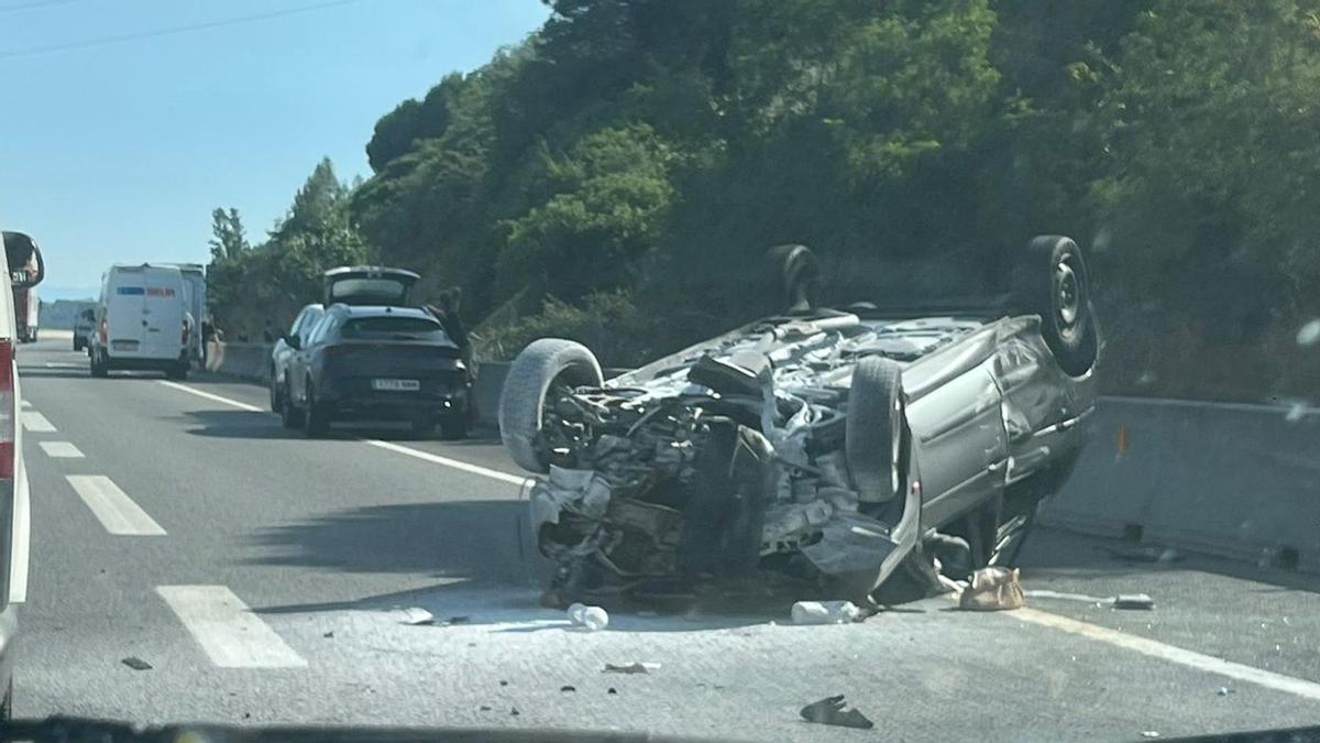 El cotxe bolcat a l'AP-7