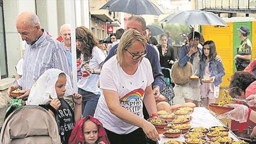 Los vecinos de Almassora desafían a la lluvia para cumplir la tradición de les Calderes