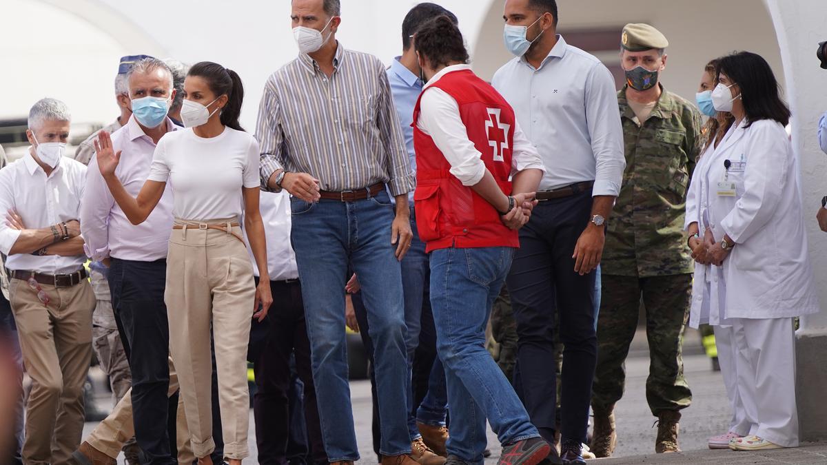 Los Reyes visitan el acuartelamiento del Fuerte donde se encuentran parte de las personas desalojadas tras la erupción del volcán en La Palma.