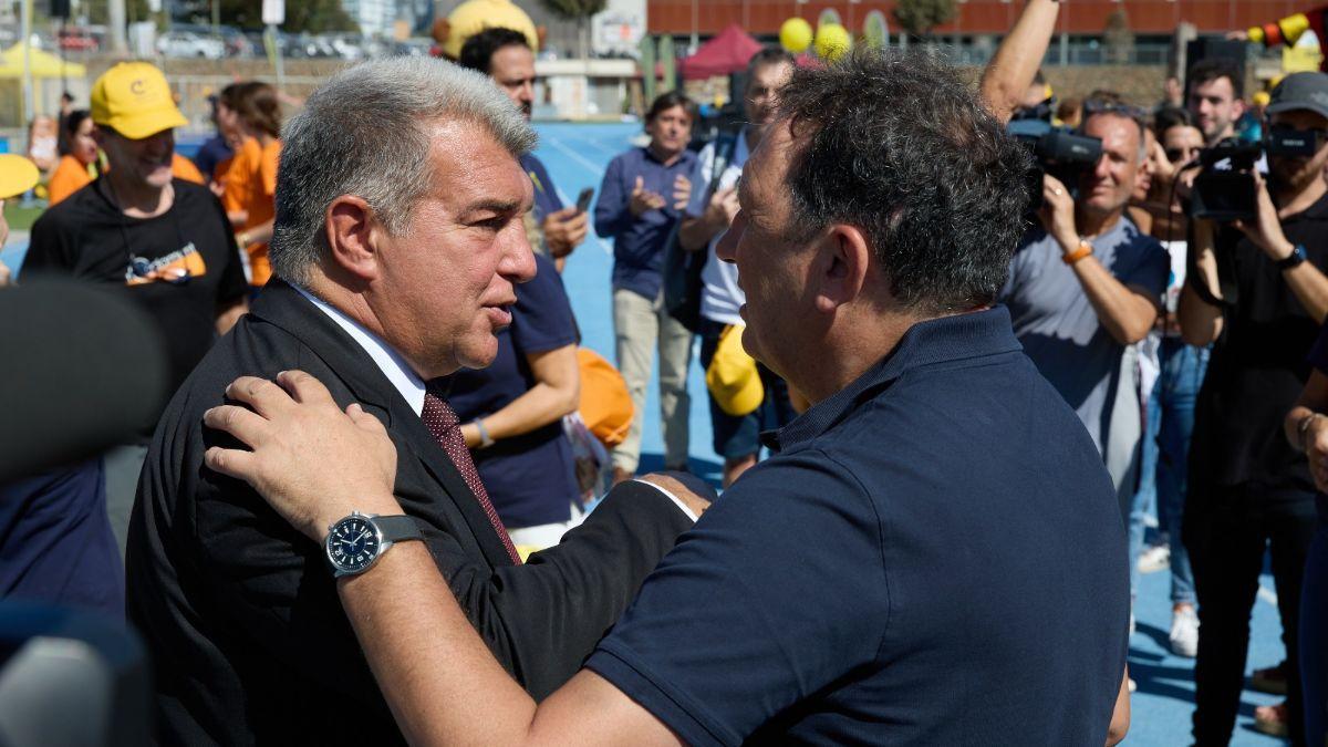 Joan Laporta saluda a Eusebio en el Open Day de la Fundación Cruyff