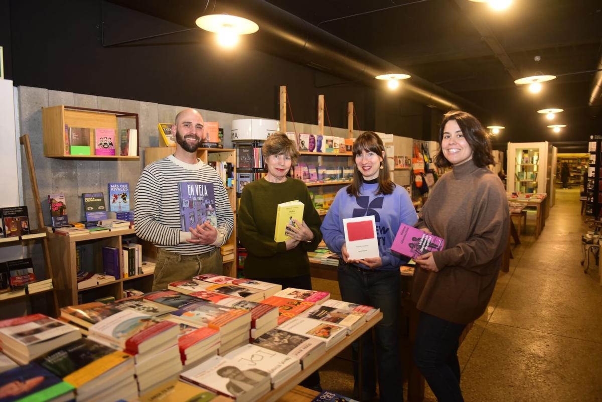 La dueña de Moito Conto, Esther Gómez (segunda por la izquierda), posa junto a los trabajadores de la librería.