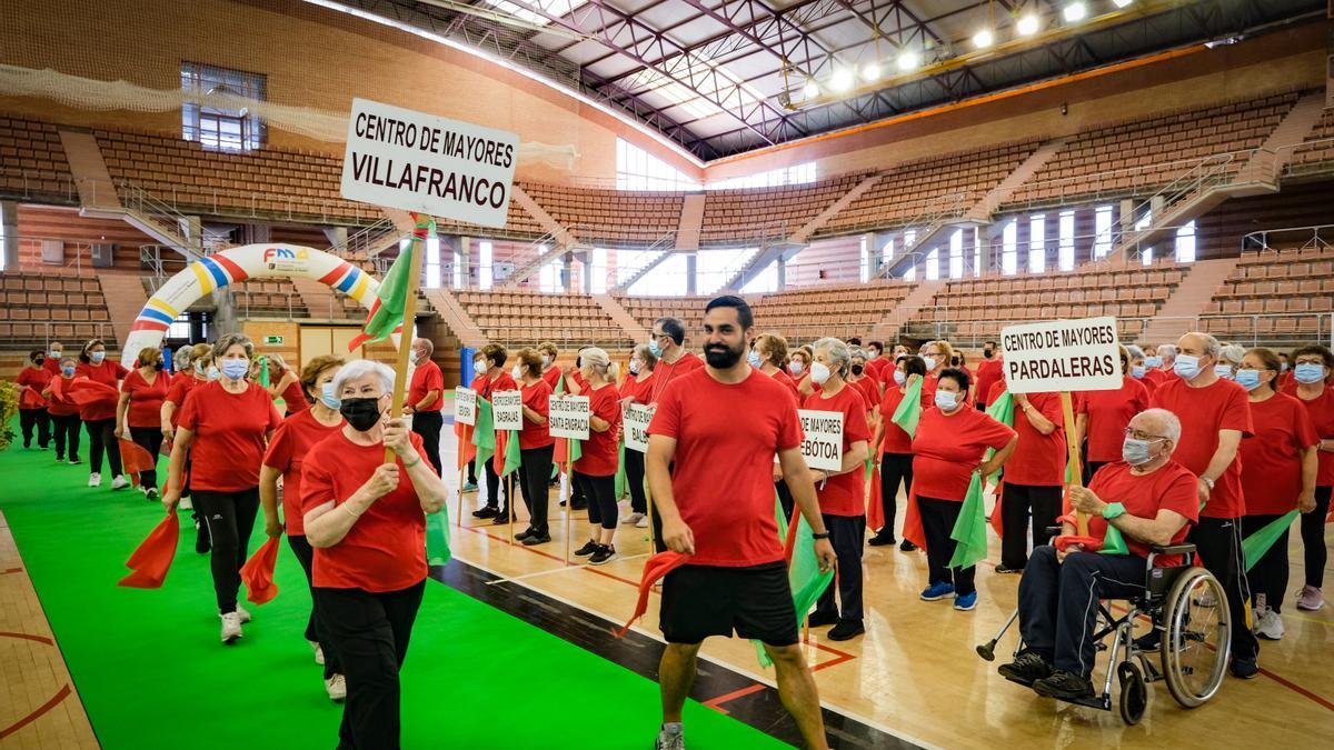 Los participantes llegaron desde los distintos centros de mayores de la ciudad.