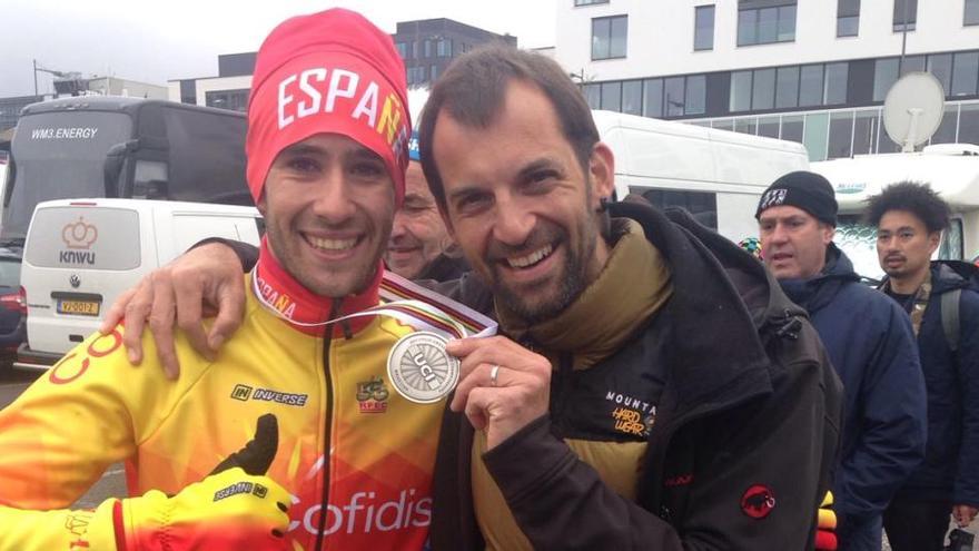 Felipe Orts, junto a su entrenador Jordi Reñe, tras ganas la plata en Luxemburgo