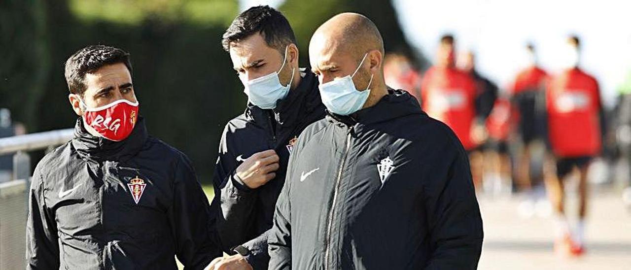 Po la derecha, Jorge Sariego, Toni Clavero y David Gallego, durante un entrenamiento en Mareo.