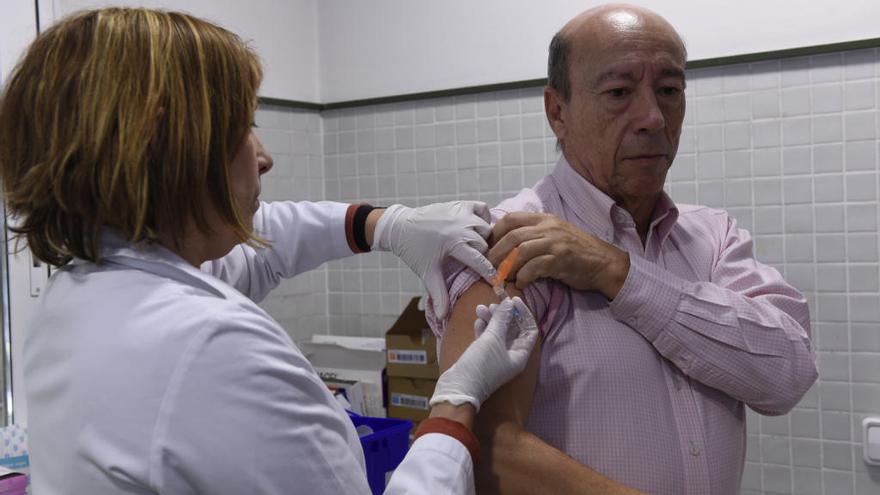 Cerca de 300 centros inician la vacunación contra la gripe