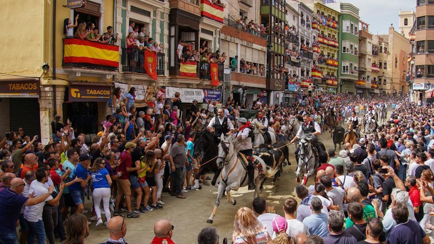 Un caballo tropieza con otro y derriba a su jinete en la segunda Entrada de Toros y Caballos de Segorbe