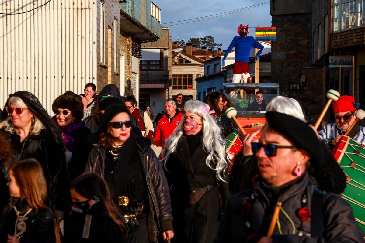 La comitiva, con el Liborio al fondo de la imagen.