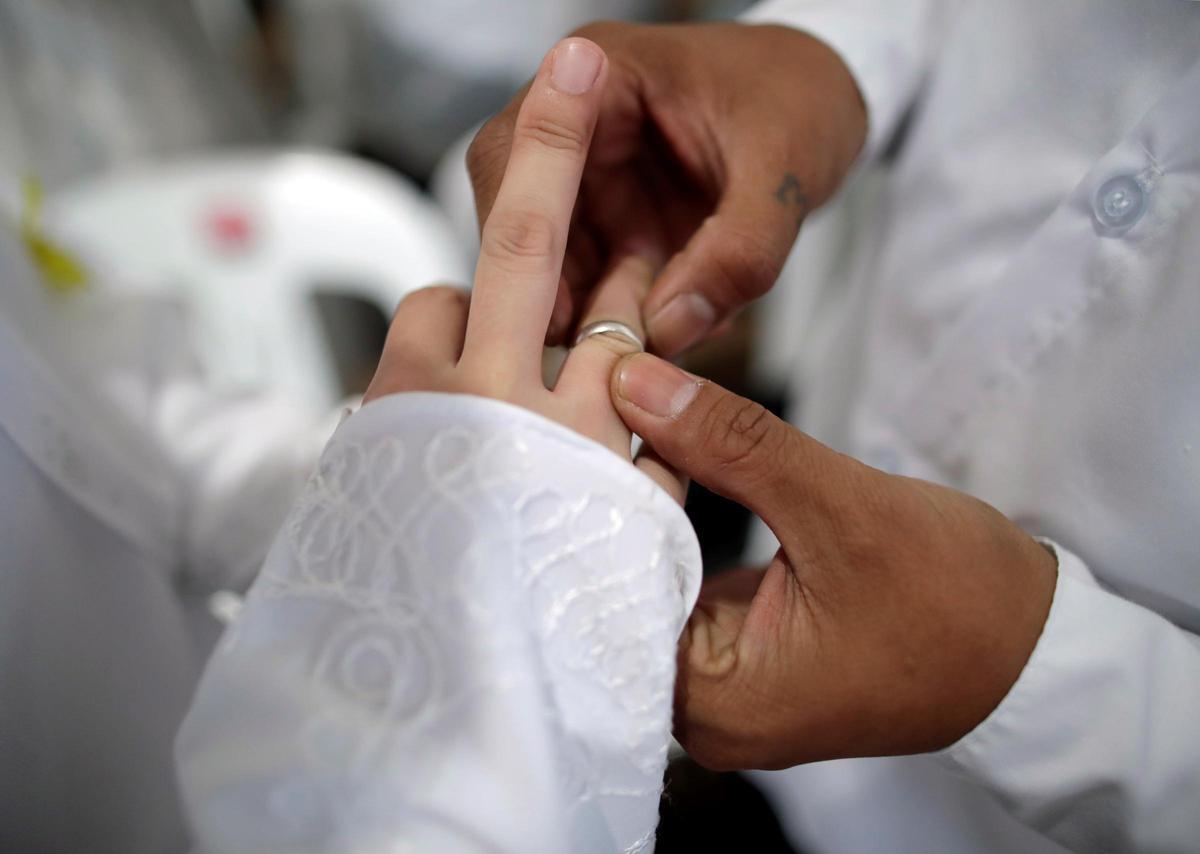 Una pareja en el momento de su casamiento