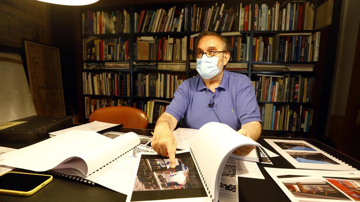 El arquitecto José Manuel Pérez Latorre en su despacho atiende a este diario