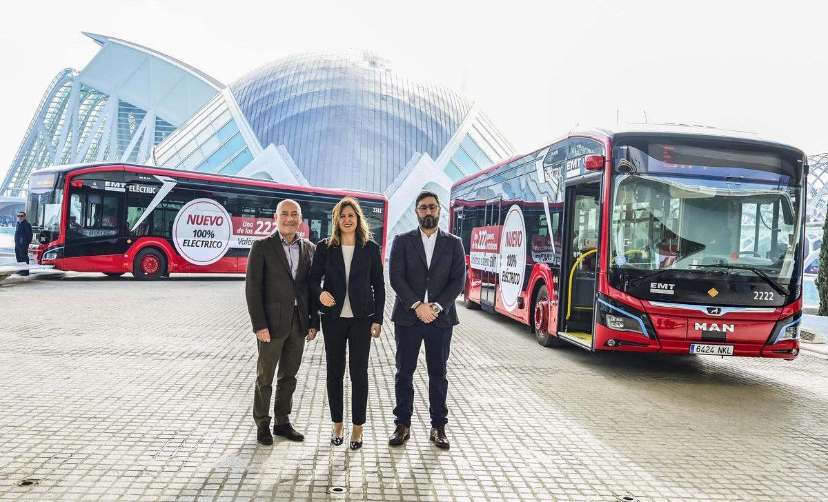 Presentación de los autobuses en la Ciudad de las Ciencias.