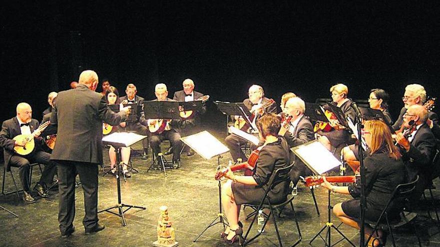 Los músicos de La Rondalla, durante un concierto en el Latorre.