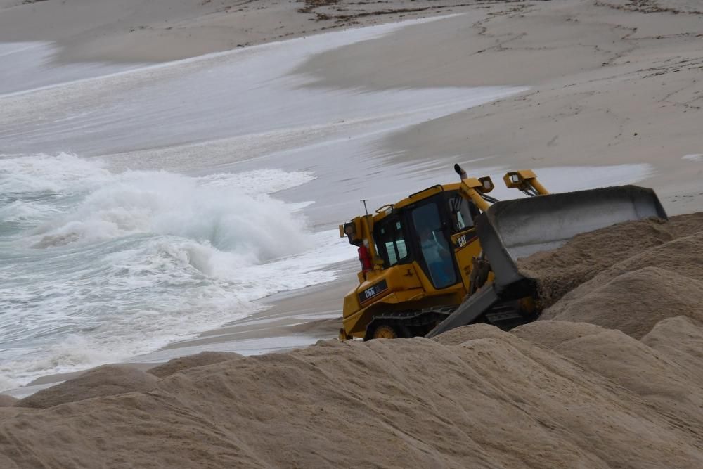 Las excavadoras han comenzado a trabajar para instalar la duna que protege la playa del oleaje invernal.