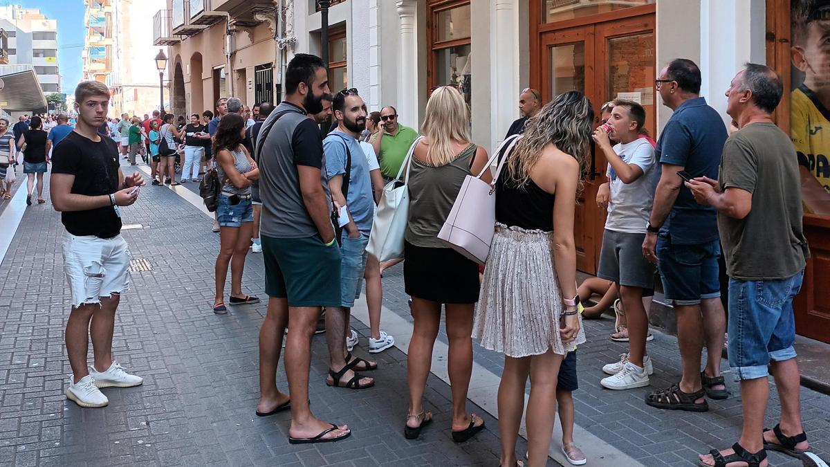 Una hora antes: las puertas del Gran Casino de Vila-real, un buen rato antes de su apertura