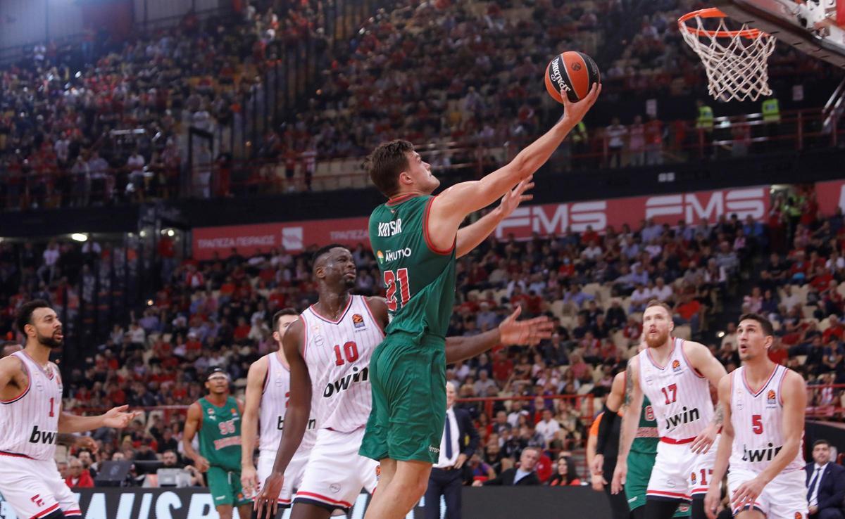 Kotsar, del Baskonia, anota una canasta ante la mirada de los defensas del Olympiacos
