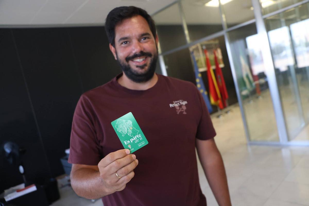 Un aficionado muestra su carné.