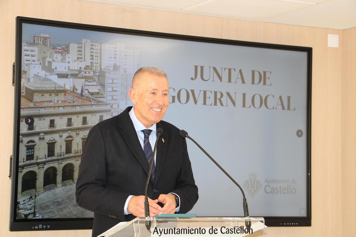 El portavoz municipal, Vicent Sales, durante la rueda de prensa tras la junta de gobierno.